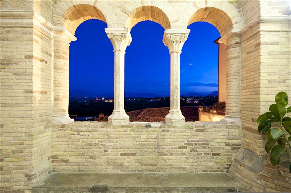 Castello Chiola Dimora Storica Hotell Loreto Aprutino Exteriör bild