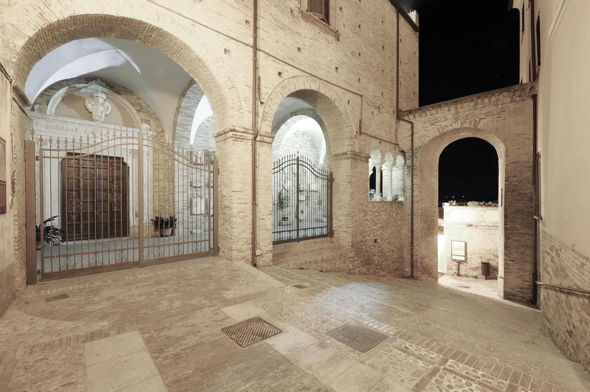 Castello Chiola Dimora Storica Hotell Loreto Aprutino Exteriör bild